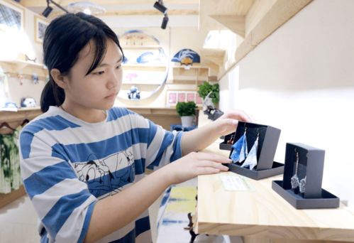 華鎣市青少年文化藝術(shù)展示交流中心及文創(chuàng)產(chǎn)品交易市場開市 文化與經(jīng)濟(jì)的雙贏新平臺